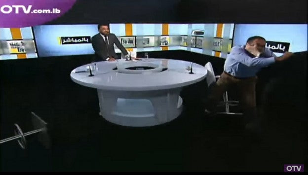 Ο κακός χαμός σε εκπομπή: Ξύλο για αποκεφαλισμό που διέπραξε ο ISIS (βίντεο)